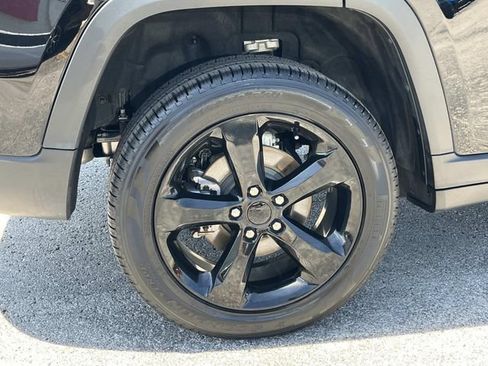 Used 2023 Jeep Grand Cherokee Limited w/ Black Appearance Package AWD/4WD image 11
