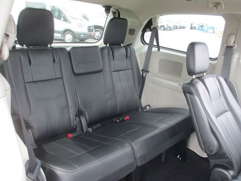 Used 2016 Chrysler Town & Country Touring image 25