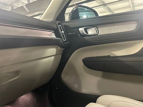 Certified 2023 Volvo XC40 B5 Ultimate w/ Protection Package Premier image 20