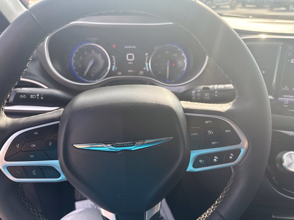 Used 2025 Chrysler Pacifica Select FWD image 18
