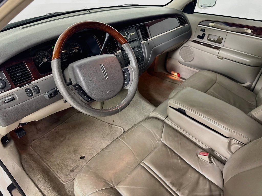Used 2007 Lincoln Town Car Signature Limited RWD image 9