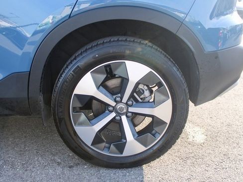 Used 2025 Volvo XC40 B5 Plus image 38