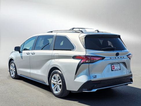 Used 2023 Toyota Sienna XSE AWD/4WD image 3