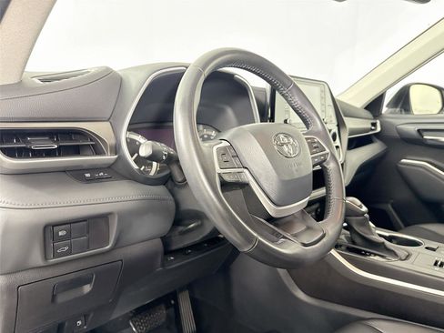 Certified 2022 Toyota Highlander XLE image 13