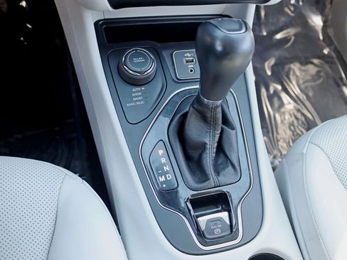 Used 2019 Jeep Cherokee Limited image 26