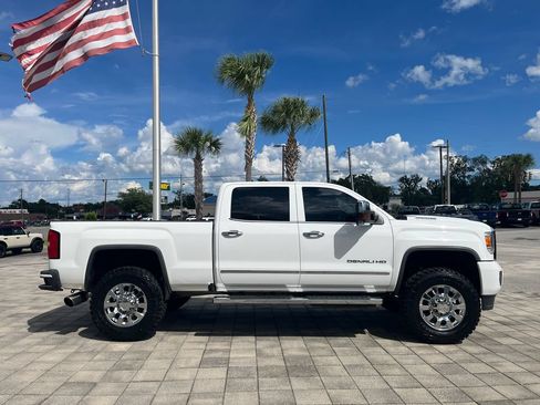 Used 2019 GMC Sierra 2500 Denali w/ Duramax Plus Package AWD/4WD image 7