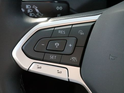 Certified 2025 Volkswagen Taos SE image 26