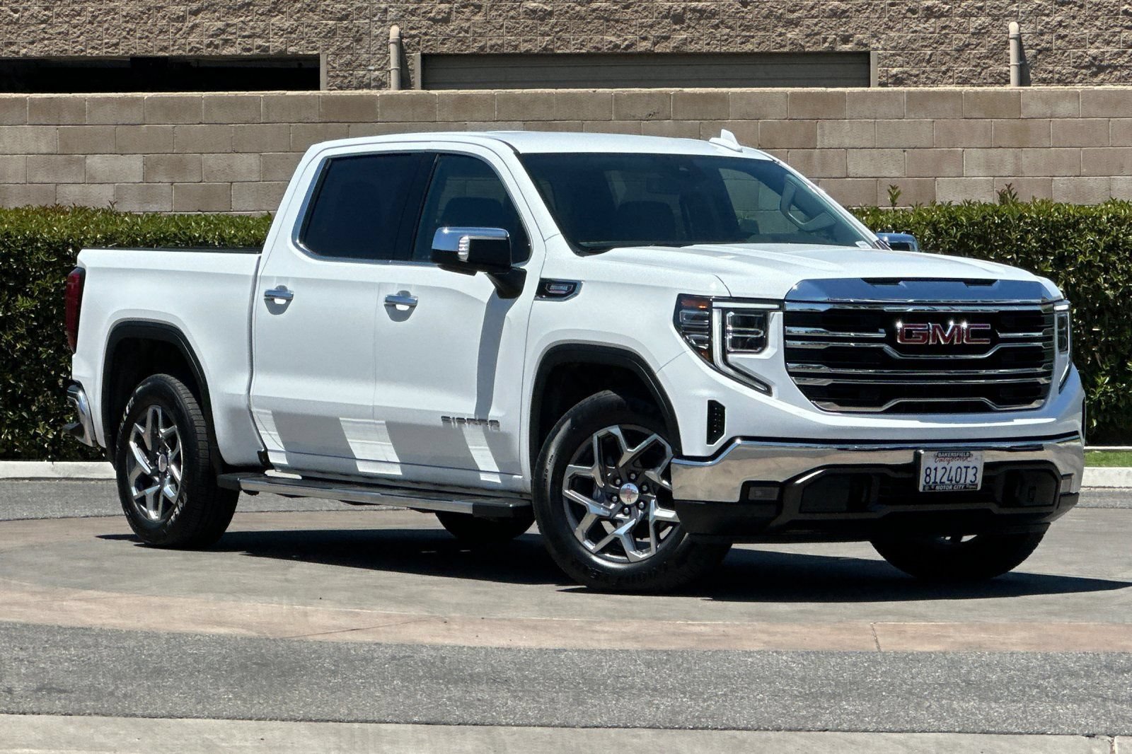 Used 2023 GMC Sierra 1500 SLT w/ SLT Premium Package RWD image 2