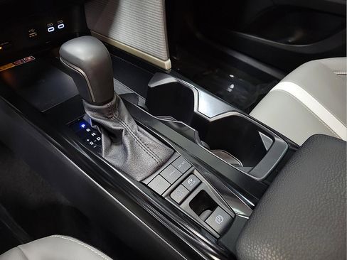 Used 2025 Toyota Camry SE image 19