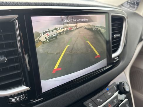 Used 2023 Chrysler Pacifica Touring-L image 26