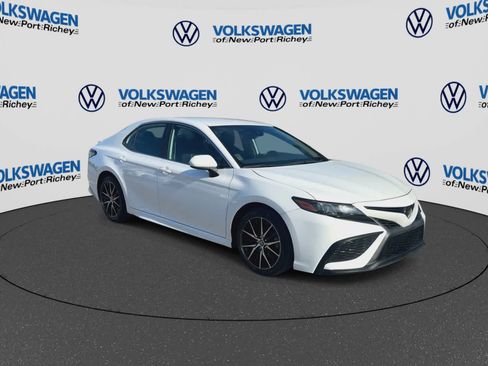 Used 2021 Toyota Camry SE FWD image 2