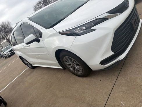 Used 2024 Toyota Sienna LE w/ LE Plus Package image 4