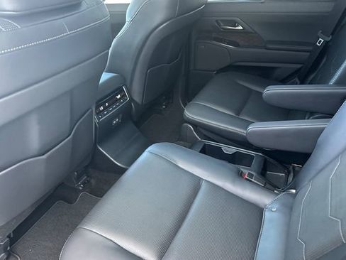 Used 2024 Lexus GX 550 w/ Accessory Package (31) image 12