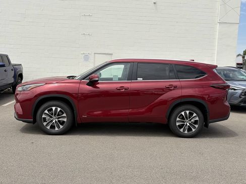Certified 2026 Toyota Highlander XLE AWD/4WD image 2
