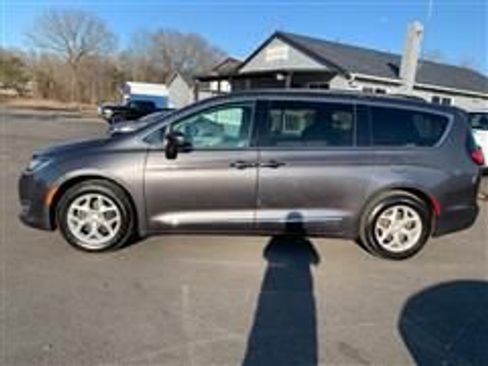 Used 2017 Chrysler Pacifica Touring-L w/ Tire & Wheel Group image 9