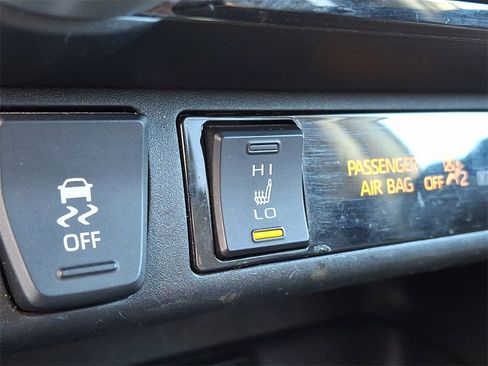 Used 2021 Toyota RAV4 XLE w/ Convenience Package image 24