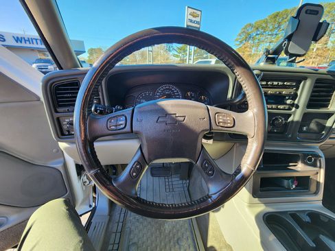 Used 2005 Chevrolet Avalanche 2500 LS w/ Preferred Equipment Group image 19