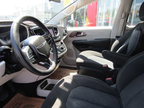 Used 2022 Chrysler Voyager LX image 8