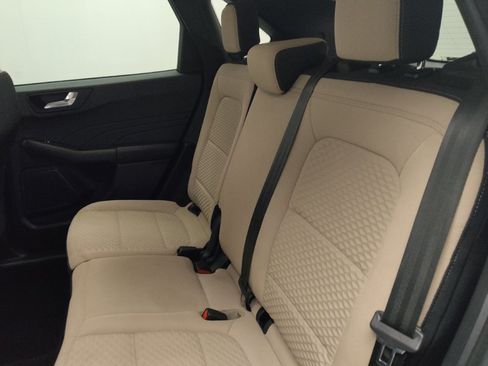 Used 2021 Ford Escape SE image 18