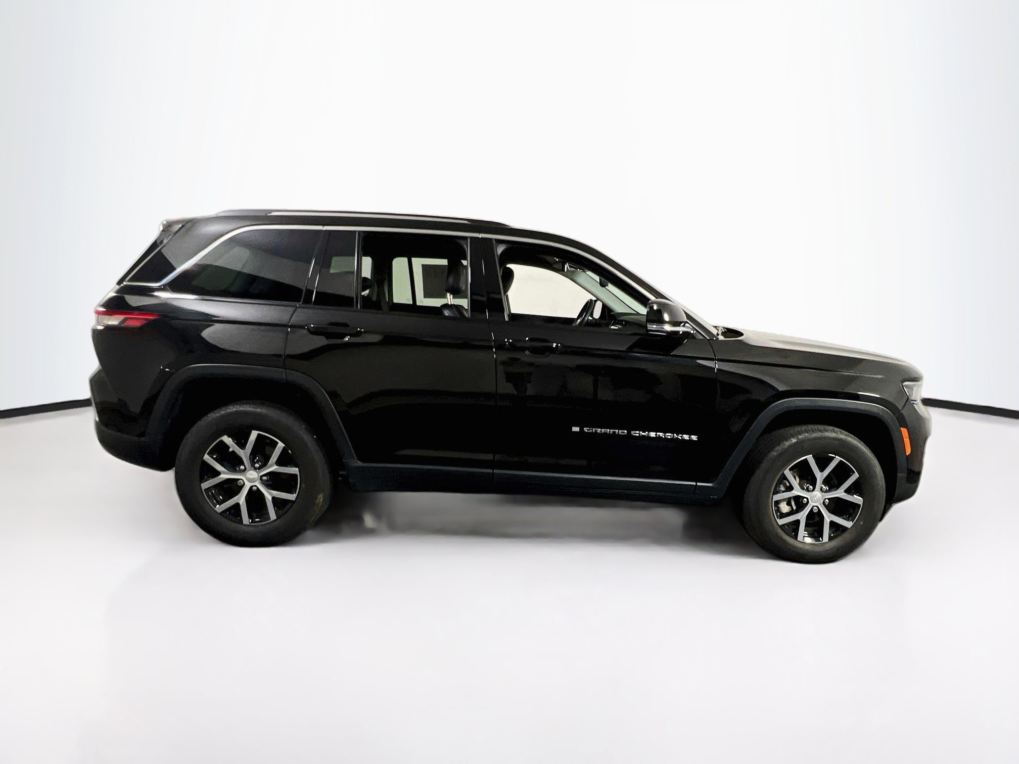 Used 2023 Jeep Grand Cherokee Limited AWD/4WD image 4