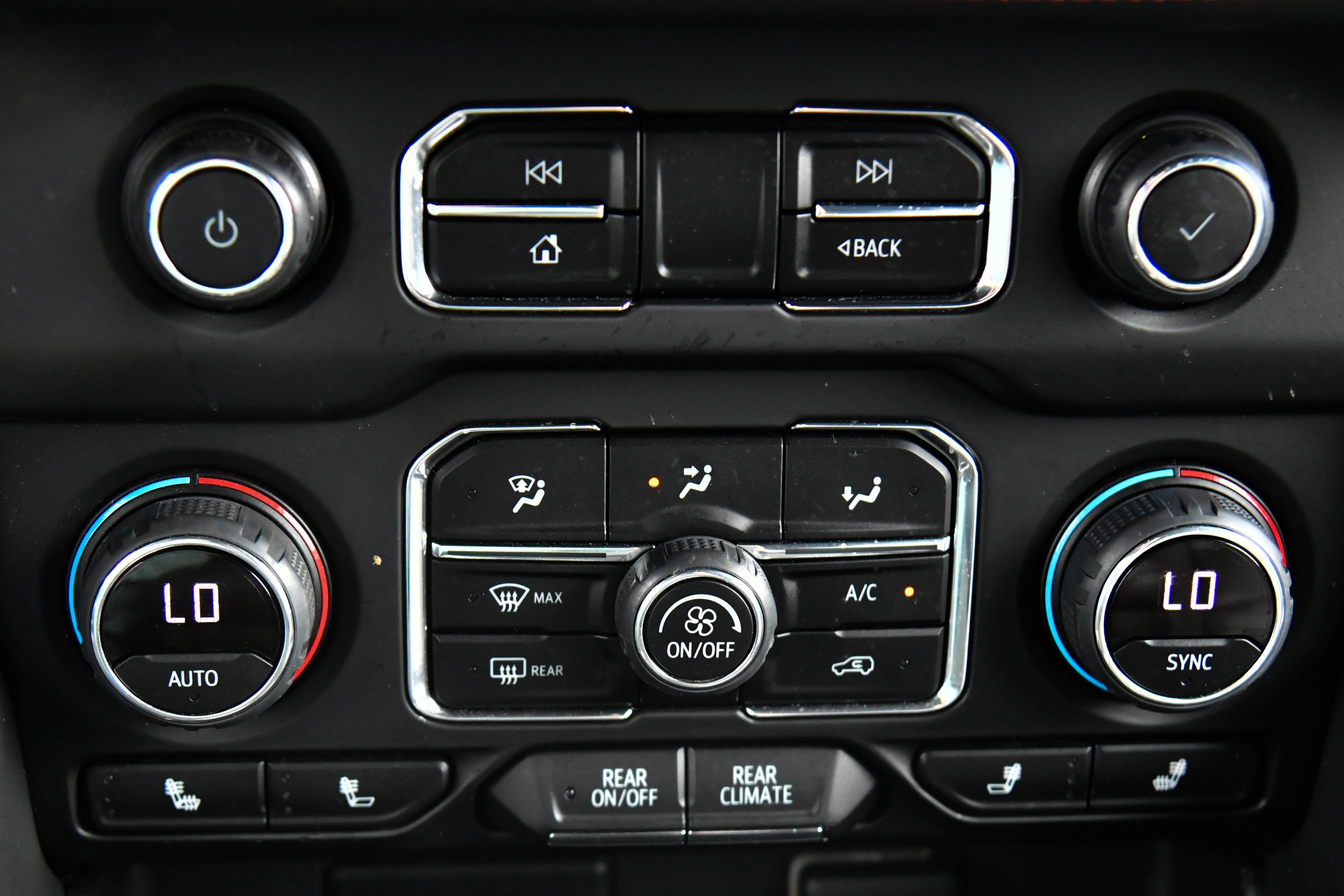 Used 2023 Chevrolet Suburban RST w/ Luxury Package AWD/4WD image 32