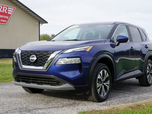 Used 2023 Nissan Rogue SV image 2