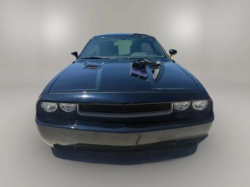 Used 2014 Dodge Challenger SXT RWD image 2