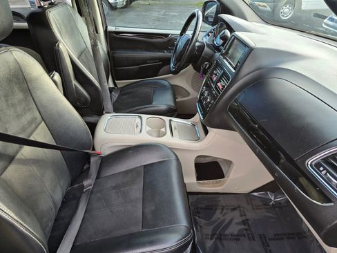 Used 2019 Dodge Grand Caravan SXT image 11