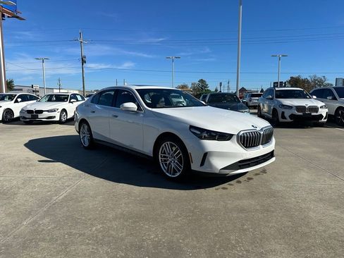 Certified 2025 BMW 530i image 3