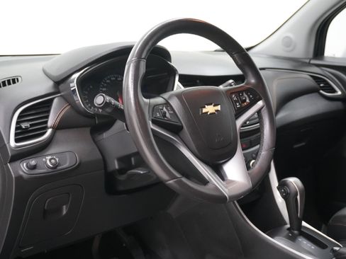 Used 2021 Chevrolet Trax LT w/ LT Convenience Package image 9