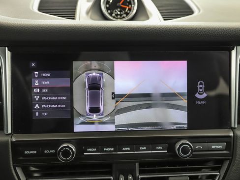 Used 2020 Porsche Macan image 18