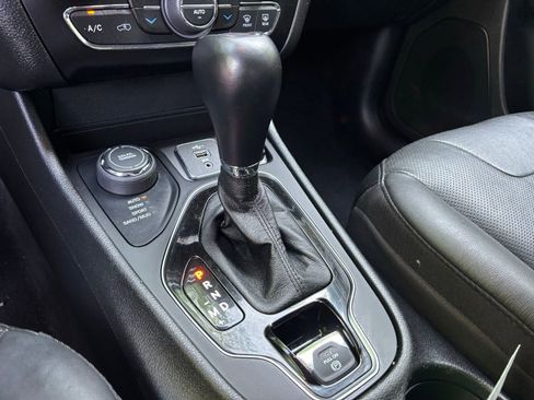 Used 2021 Jeep Cherokee Limited AWD/4WD image 13