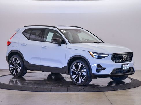Used 2025 Volvo XC40 B5 Ultra w/ Climate Package image 5