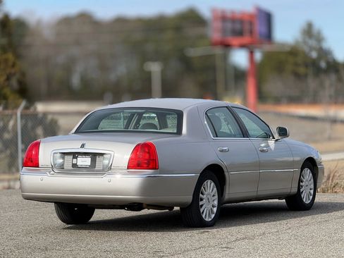 Used 2005 Lincoln Town Car Signature image 9