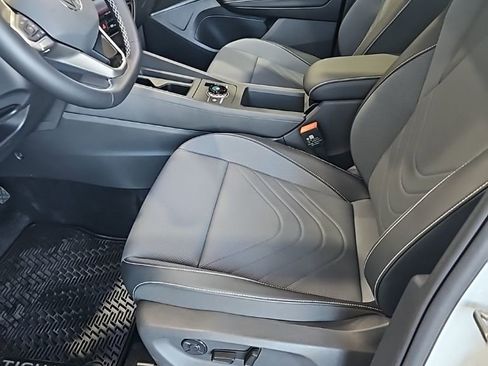 New 2026 Volkswagen Tiguan SE image 28