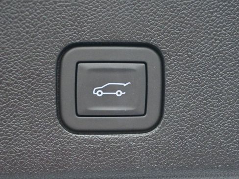 Certified 2025 Cadillac XT6 Luxury FWD image 11