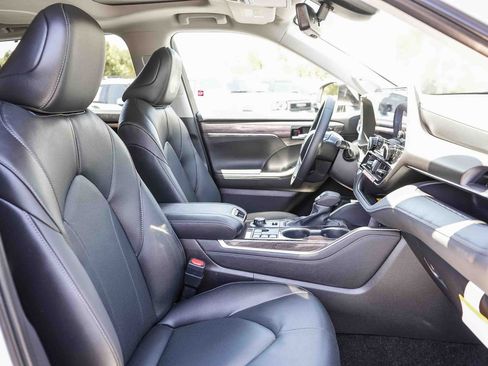 Certified 2026 Toyota Highlander Limited AWD/4WD image 20