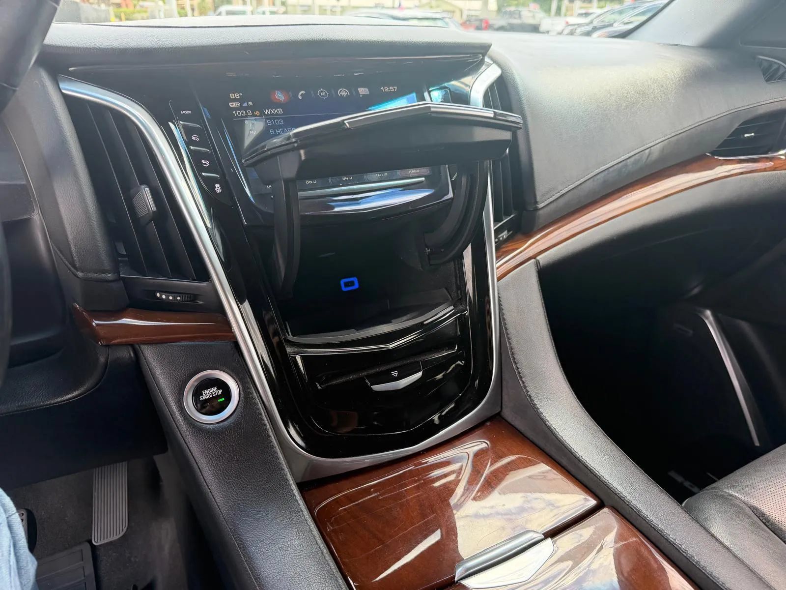 Used 2019 Cadillac Escalade ESV Luxury AWD/4WD image 23