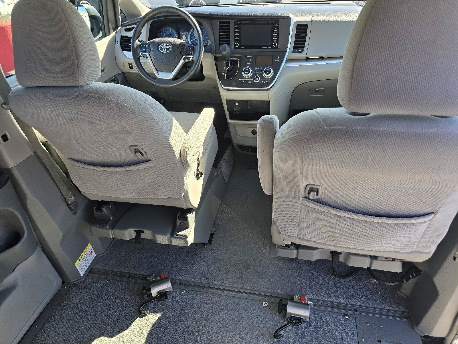 Used 2018 Toyota Sienna LE FWD image 15