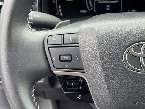 Used 2025 Toyota Camry SE image 11