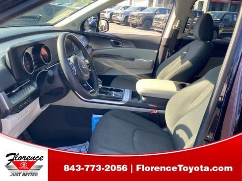 Used 2023 Kia Carnival LX FWD image 6