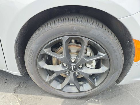 Used 2024 Chrysler Pacifica Limited w/ S Appearance Package FWD image 21
