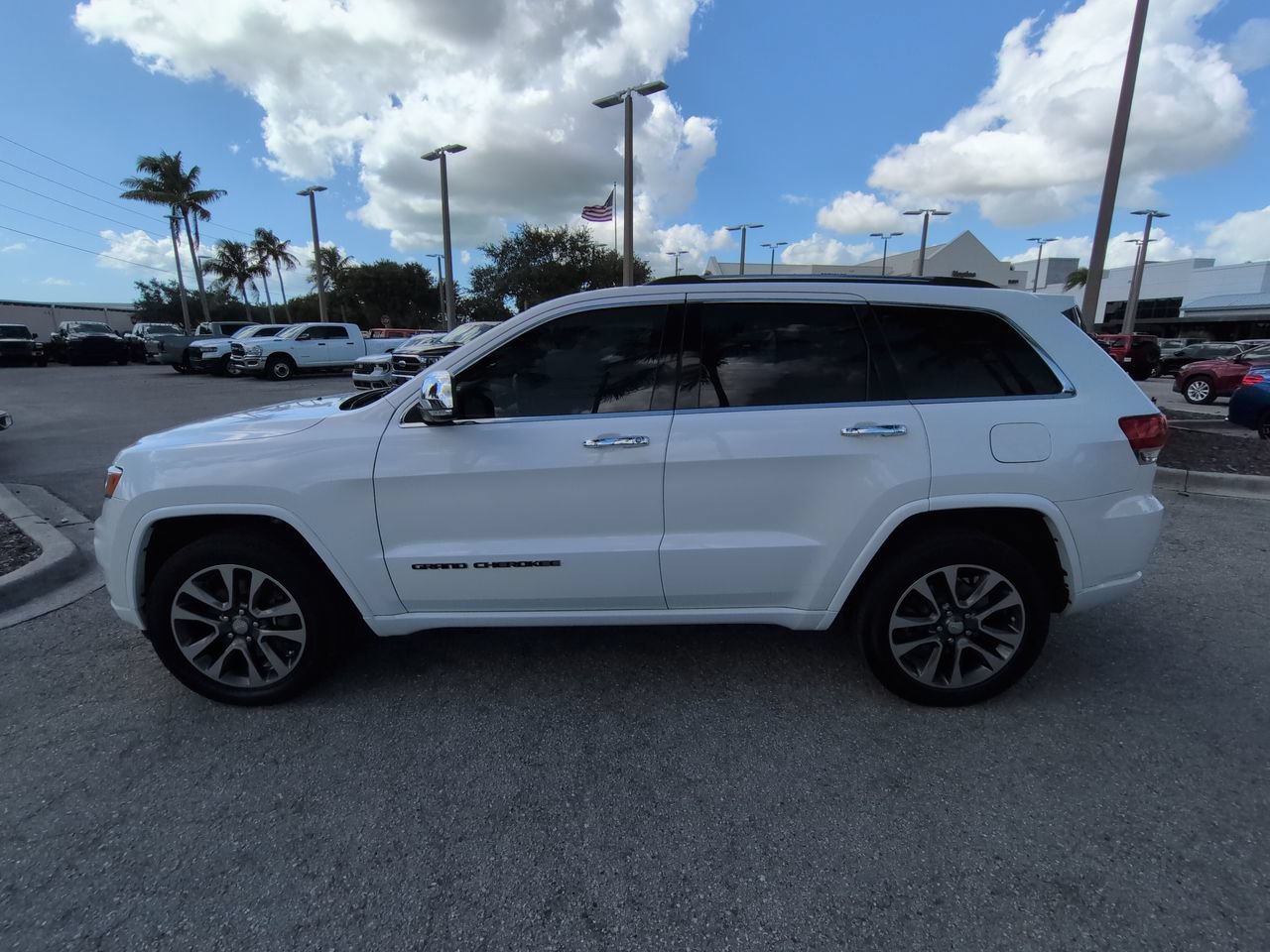 Used 2017 Jeep Grand Cherokee Overland AWD/4WD image 8