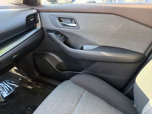 Used 2023 Nissan Rogue SV image 30