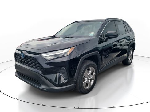 Used 2023 Toyota RAV4 LE AWD/4WD image 3