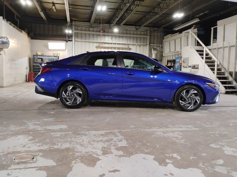 Used 2025 Hyundai Elantra Sport image 2