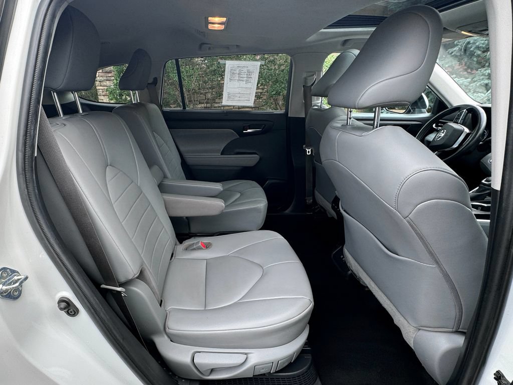 Used 2020 Toyota Highlander XLE AWD/4WD image 35