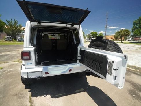 Used 2018 Jeep Wrangler Unlimited Sahara AWD/4WD image 11