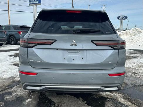 Used 2025 Mitsubishi Outlander SE image 3