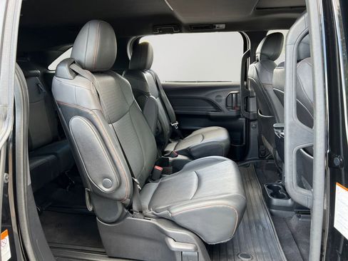 Used 2022 Toyota Sienna XSE image 9